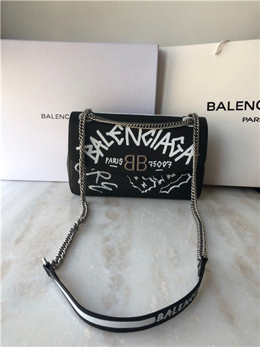 발렌시아가 락 라운드 숄더백 B70990-1