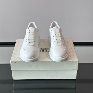 알렉산더맥퀸 남여공용 스니커즈 M28746-2 2025/신상