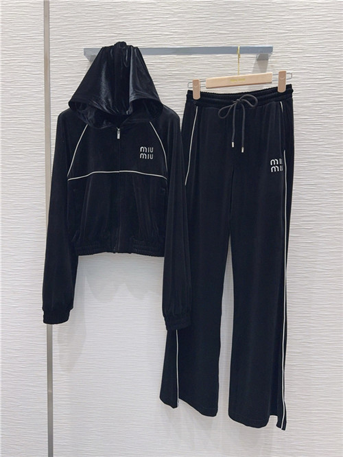 미우미우 후드 트레이닝 세트 M54306 2025/신상