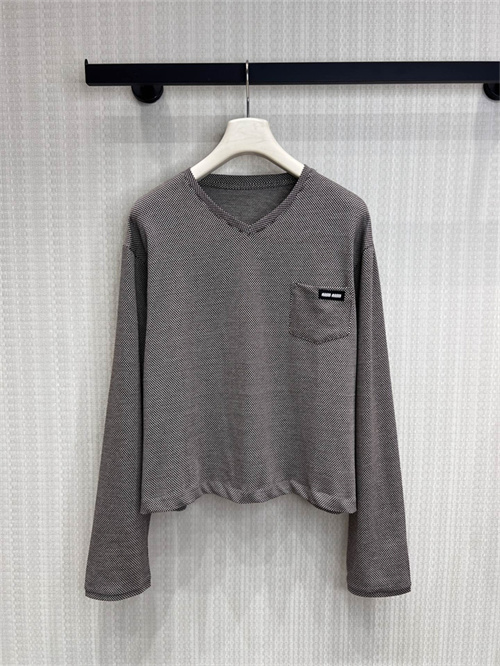 미우미우 긴팔 티셔츠 M71997 2026/신상
